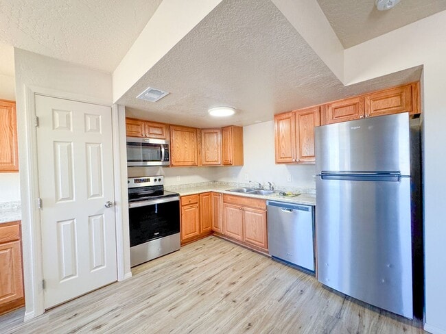 Building Photo - FOUR-PLEX SINGLE LEVEL APARTMENT - CLARKDALE