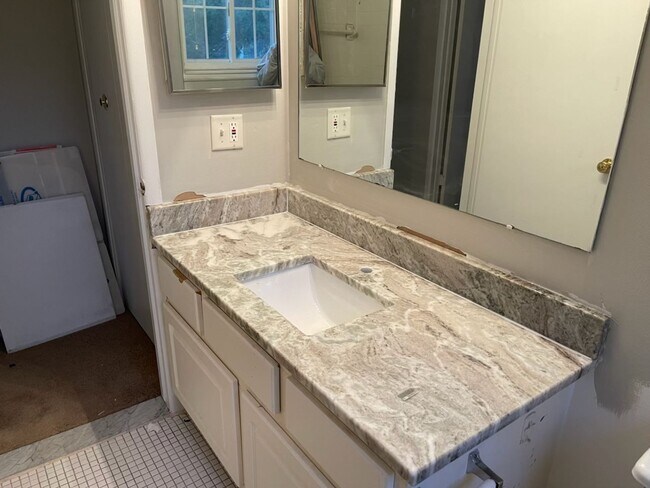 Building Photo - Prime located Condo!