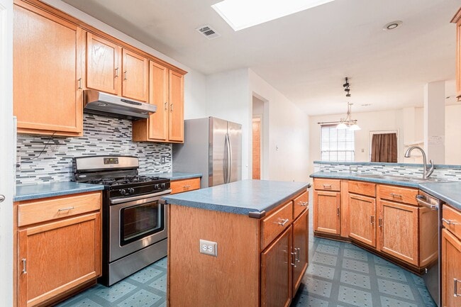 Building Photo - 1235 Blackthorn Dr