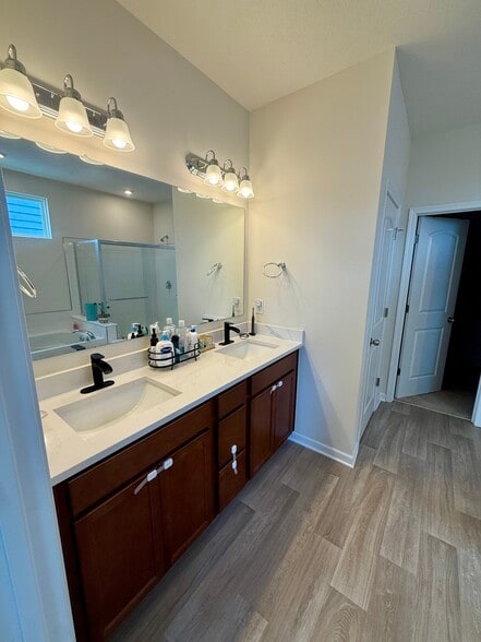 Master Bath - 2062 Broccoli Dr