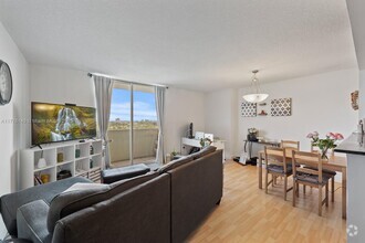 Building Photo - 3000 Coral Wy