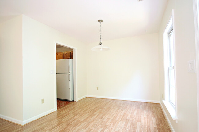 Building Photo - Pet Friendly Locust Meadows Townhome (Appl...