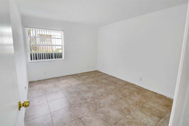 Building Photo - 580 Normandy Ln