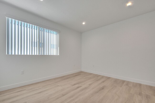 Building Photo - 5852 Vineland Ave