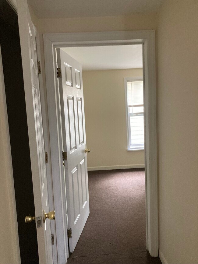 Building Photo - 616 Montclair Ave