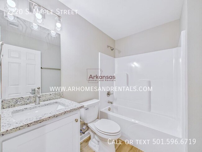 Building Photo - 2220 S Maple St