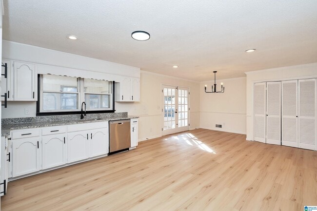 Building Photo - 3338 Crescent Dr