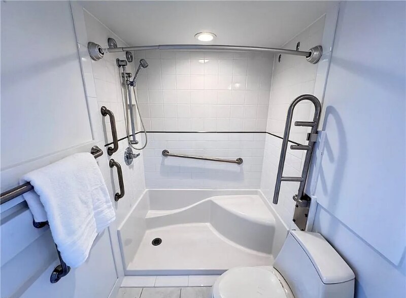 Building Photo - 2830 Shore Dr