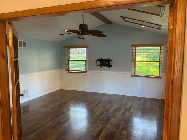 Building Photo - Spacious 3bed 3 bath Split-Level in Bethel...