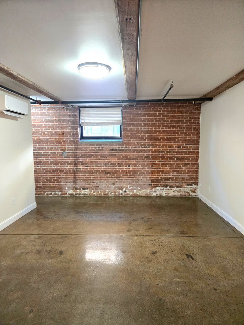 Building Photo - 548 Roosevelt Ave