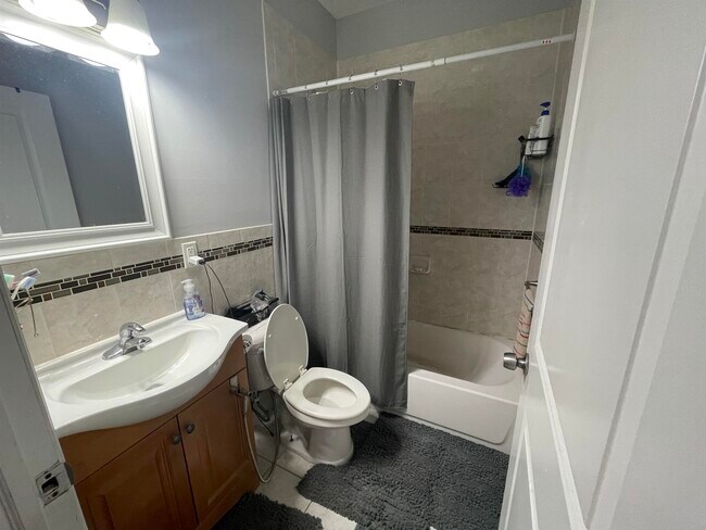 Building Photo - 572 Liberty Ave