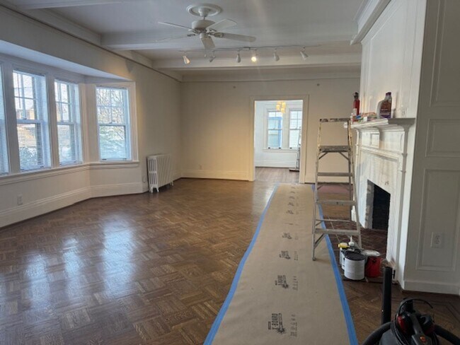 Building Photo - 775 University Ave