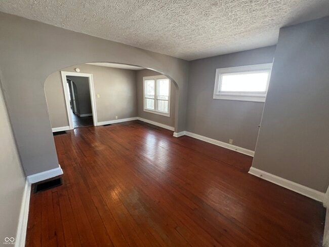 Building Photo - 896 N Gladstone Ave