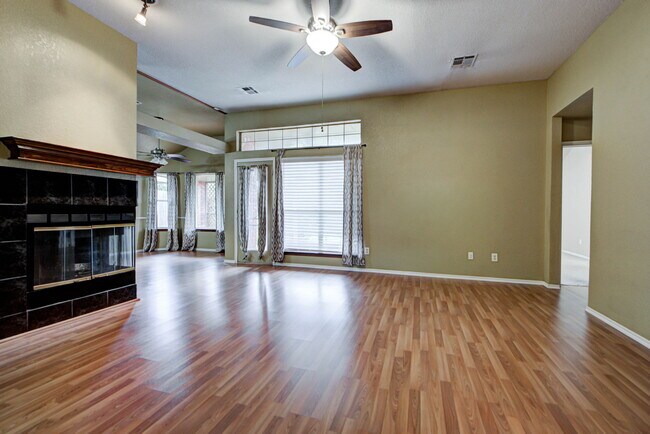 Building Photo - 2912 Edinburg Dr