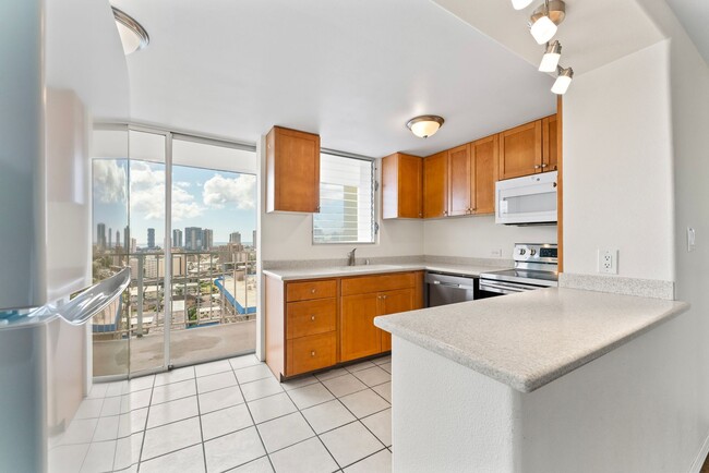 Building Photo - Makiki - Wilder Regent 2 bed, 2 bath, 1 pa...