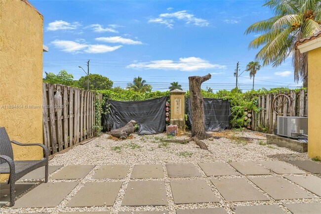 Building Photo - 755 E Mowry Ct