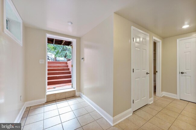 Building Photo - 2231 Otis St NE