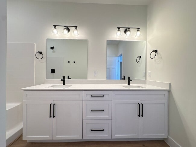 Building Photo - Crosshollows Home Available!