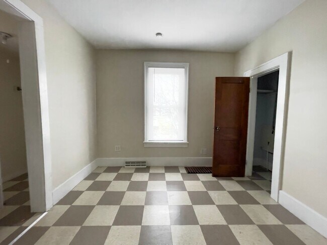 Building Photo - PRELEASING for AUGUST! Close to Campus