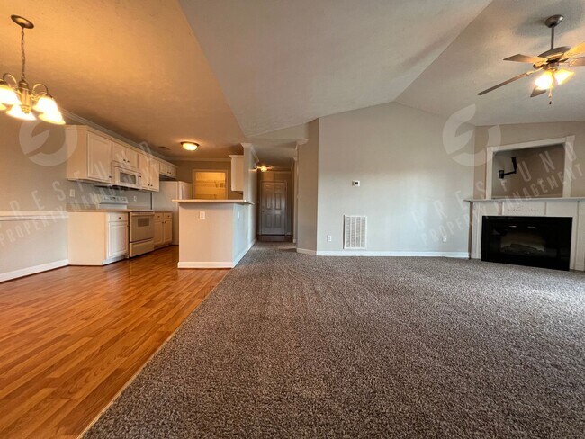 Building Photo - 2Bdrm 2Bath in Gated Community - Available Now!