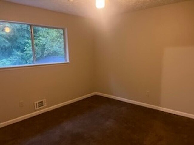 Building Photo - Tons of space and room to entertain!!