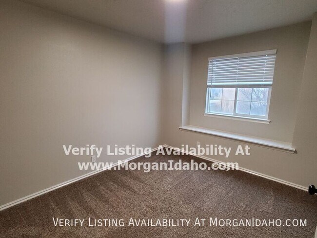 Building Photo - 521 S Valley Dr