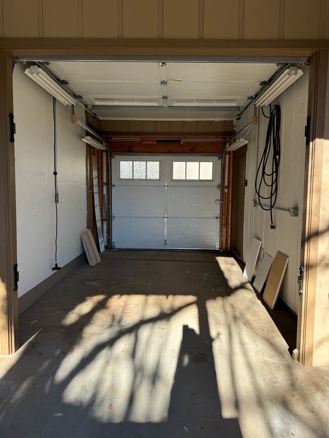 Building Photo - Lake of the pines GOLF COURSE charmer! New counters, new floor, new paint! Wonderful home!