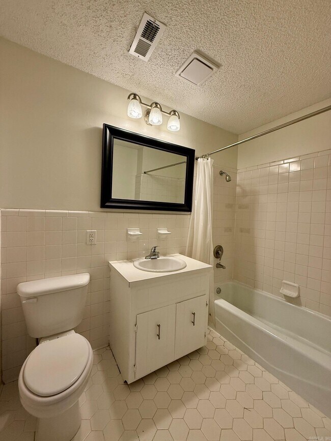 Building Photo - 1603 Woodland Dr
