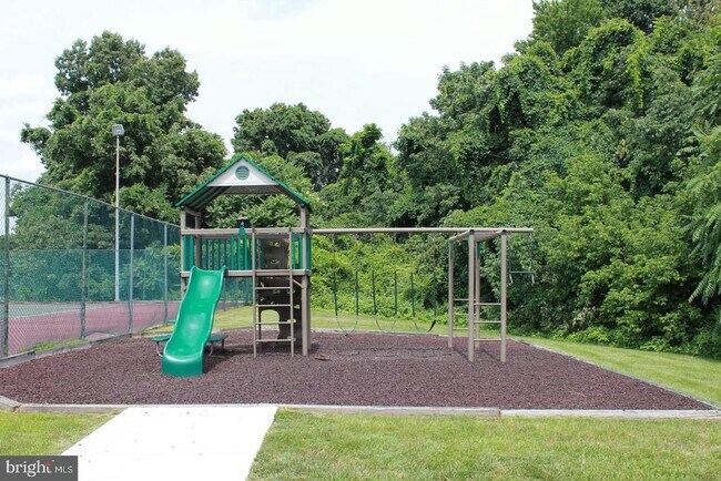 Building Photo - 20930 Valley Forge Cir