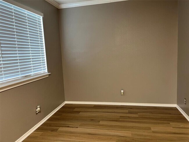 Building Photo - 15106 Chamberlain Ct