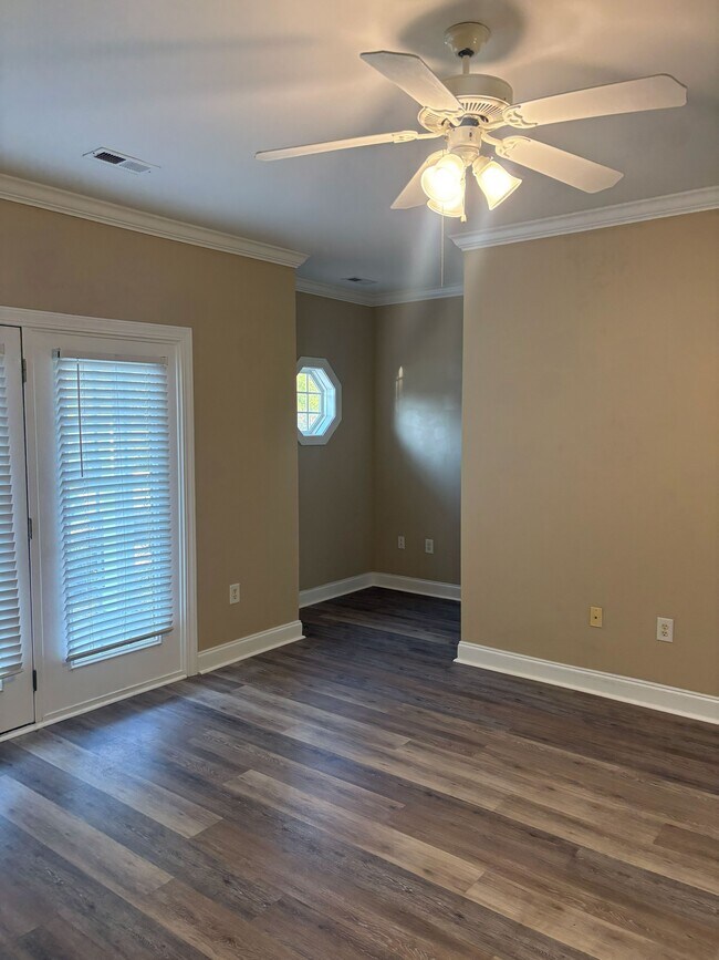 Building Photo - 2037 Silvercrest Dr