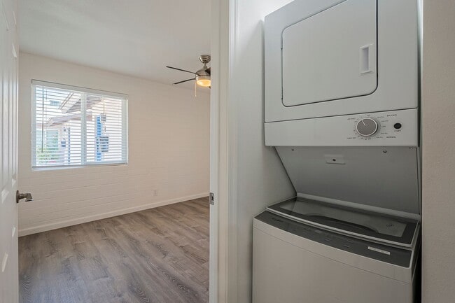 Building Photo - Renovated open floorplan