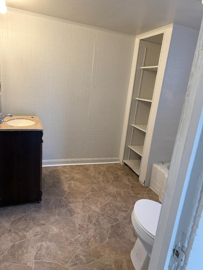 Building Photo - 208 1/2 E Avenue B - Unit 1