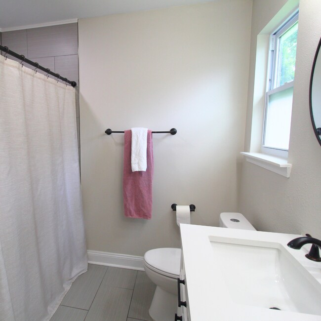 Building Photo - 3 Bedroom with extra Office Space Availabl...