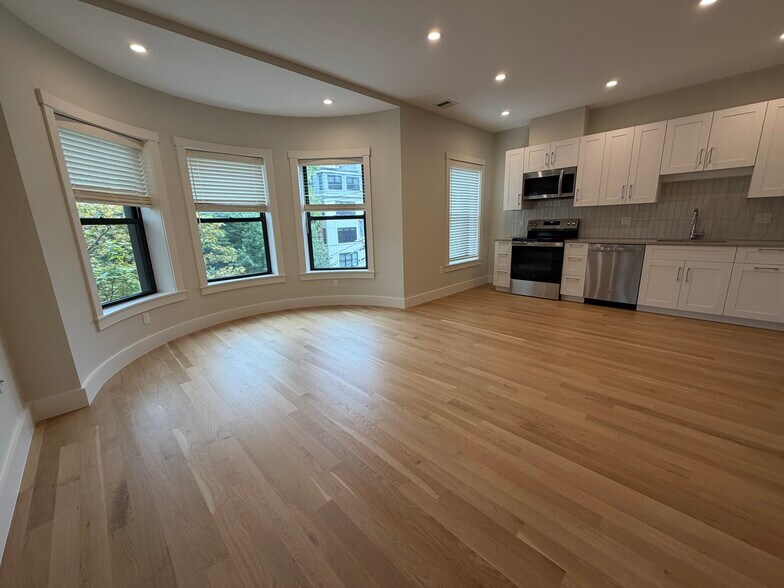 Building Photo - 33 Longwood Ave