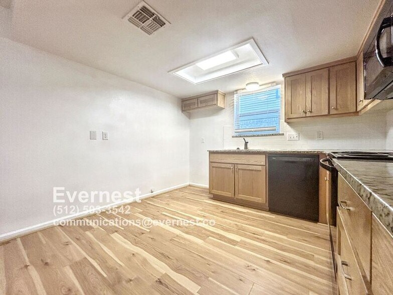 Building Photo - 707 Valley View Dr