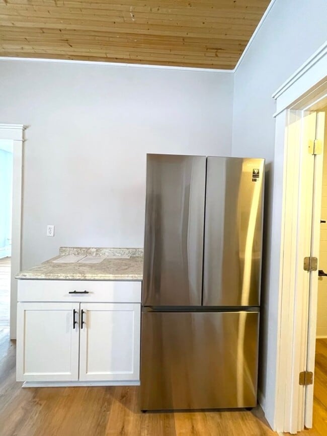 Building Photo - Large home on corner lot in great north si...