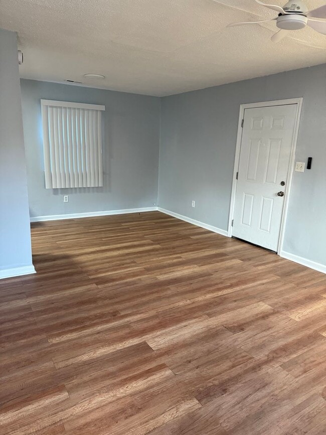 Building Photo - UPDATED 3 bedroom