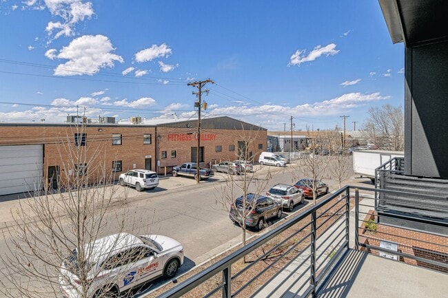 Building Photo - Like New Townhome Available Now-Denver
