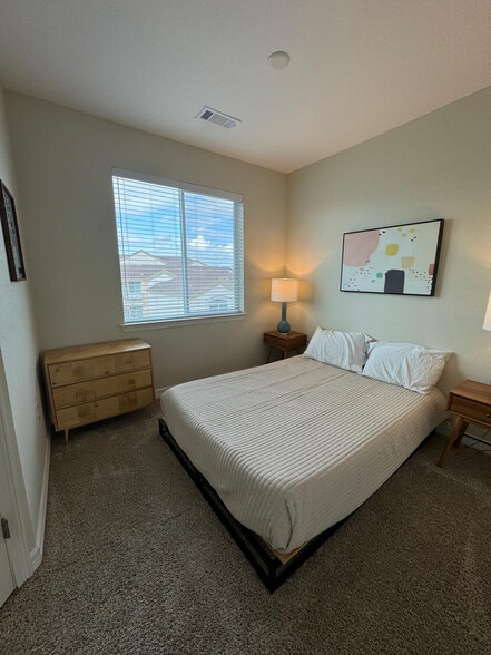 Building Photo - Room in Townhome on W Whitestone Blvd