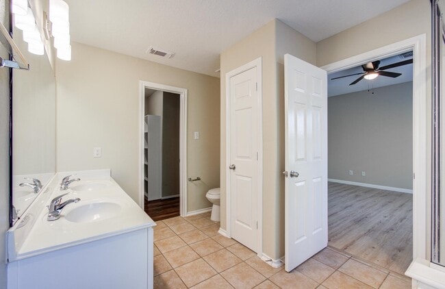 Building Photo - 17230 Oakwood Chase Dr