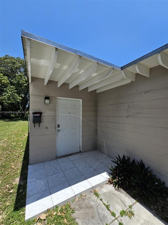 Building Photo - 1575 NE 128th St