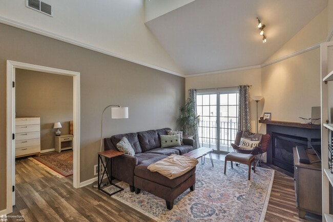 Building Photo - Bright, spacious 2-bedroom / 2-bath condo available now!