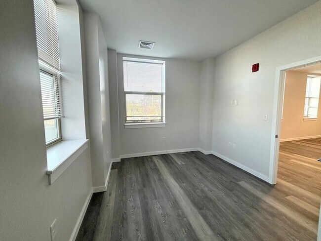 Building Photo - 30 Beacham St