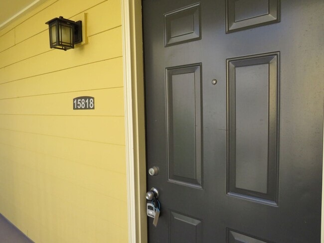 Building Photo - Redmond Downtown Charming 530 sf Studio $ 1695.00 includes parking