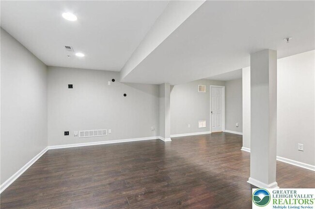 Building Photo - 270 Milkweed Dr