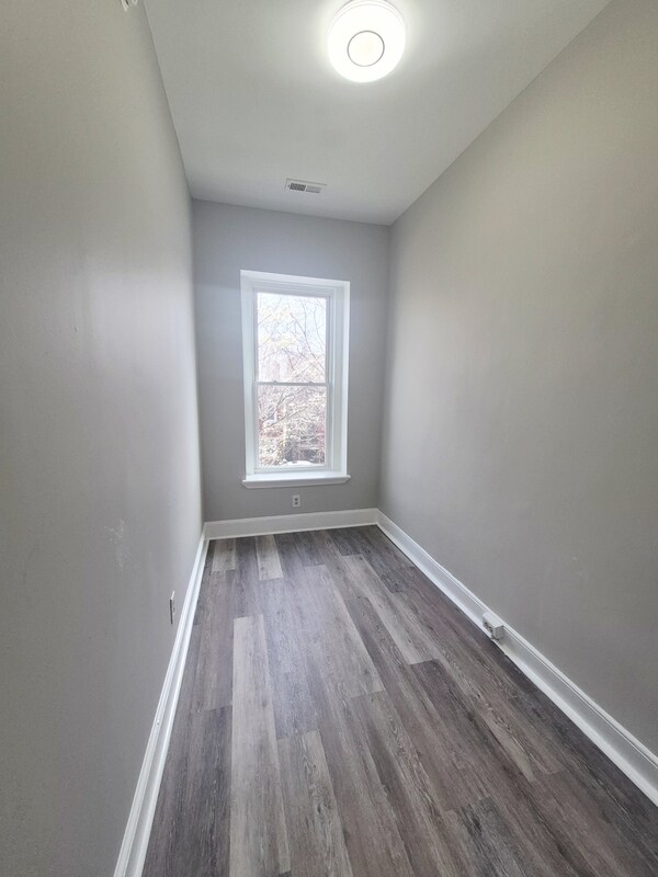 Building Photo - 709 1/2 West Clay Street - B