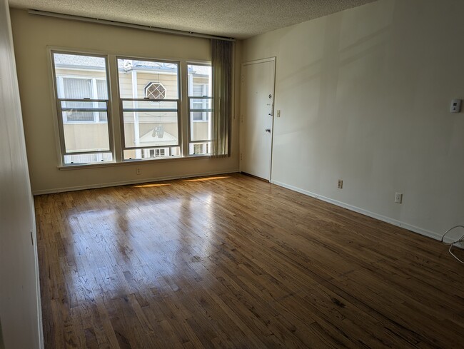 Light and Bright living room - 122 N Lamer St