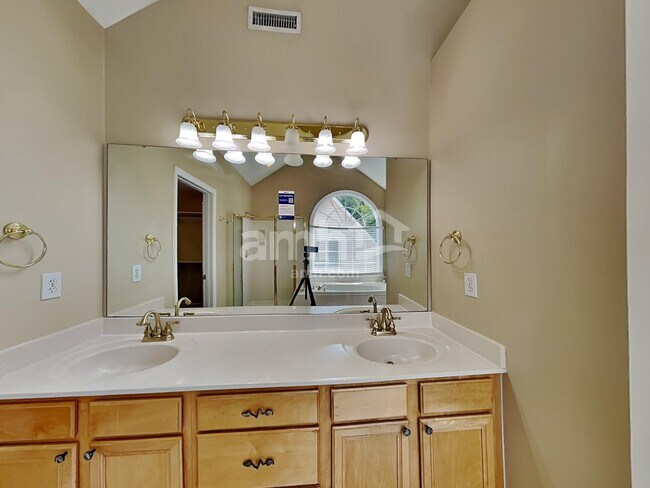 Building Photo - 8220 Duck Creek Dr