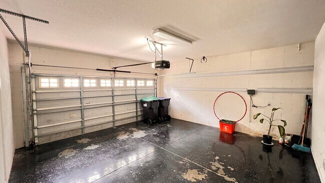 Building Photo - Available NOW! Stunning 4-Bedroom Home in ...